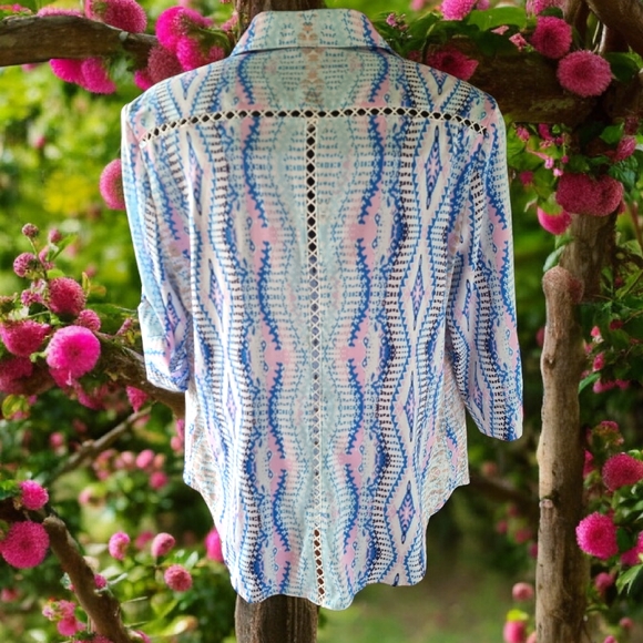 bebe~Peek-A-Boo Abstract Flowy Blouse With Cut-Outs - Picture 4 of 10